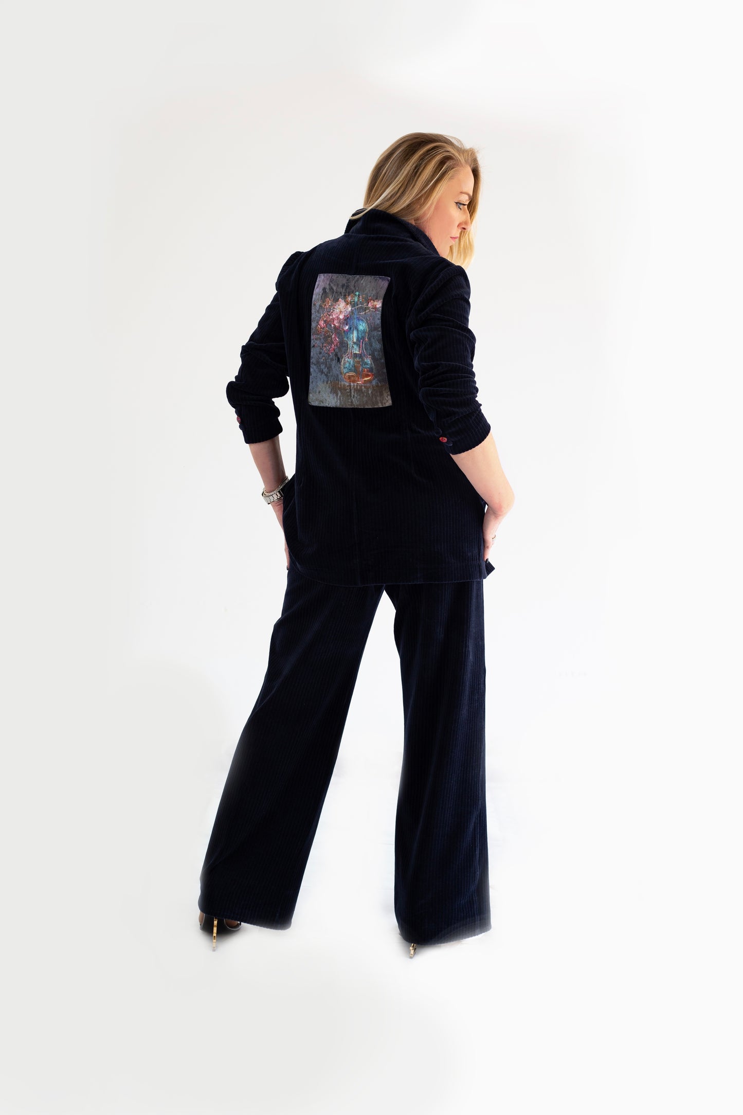 Traje de mujer "Violín con flores de cerezo"