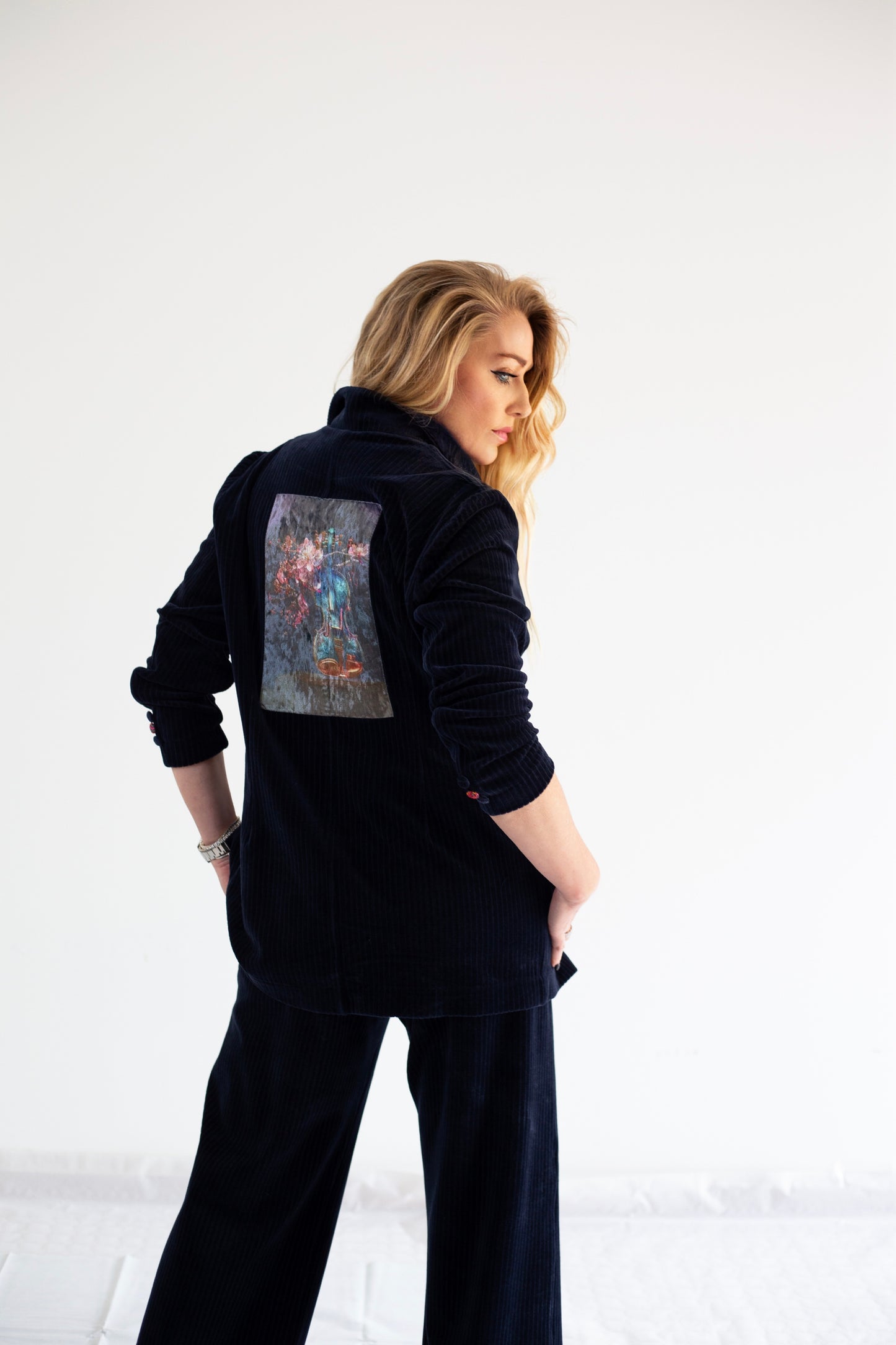 Traje de mujer "Violín con flores de cerezo"