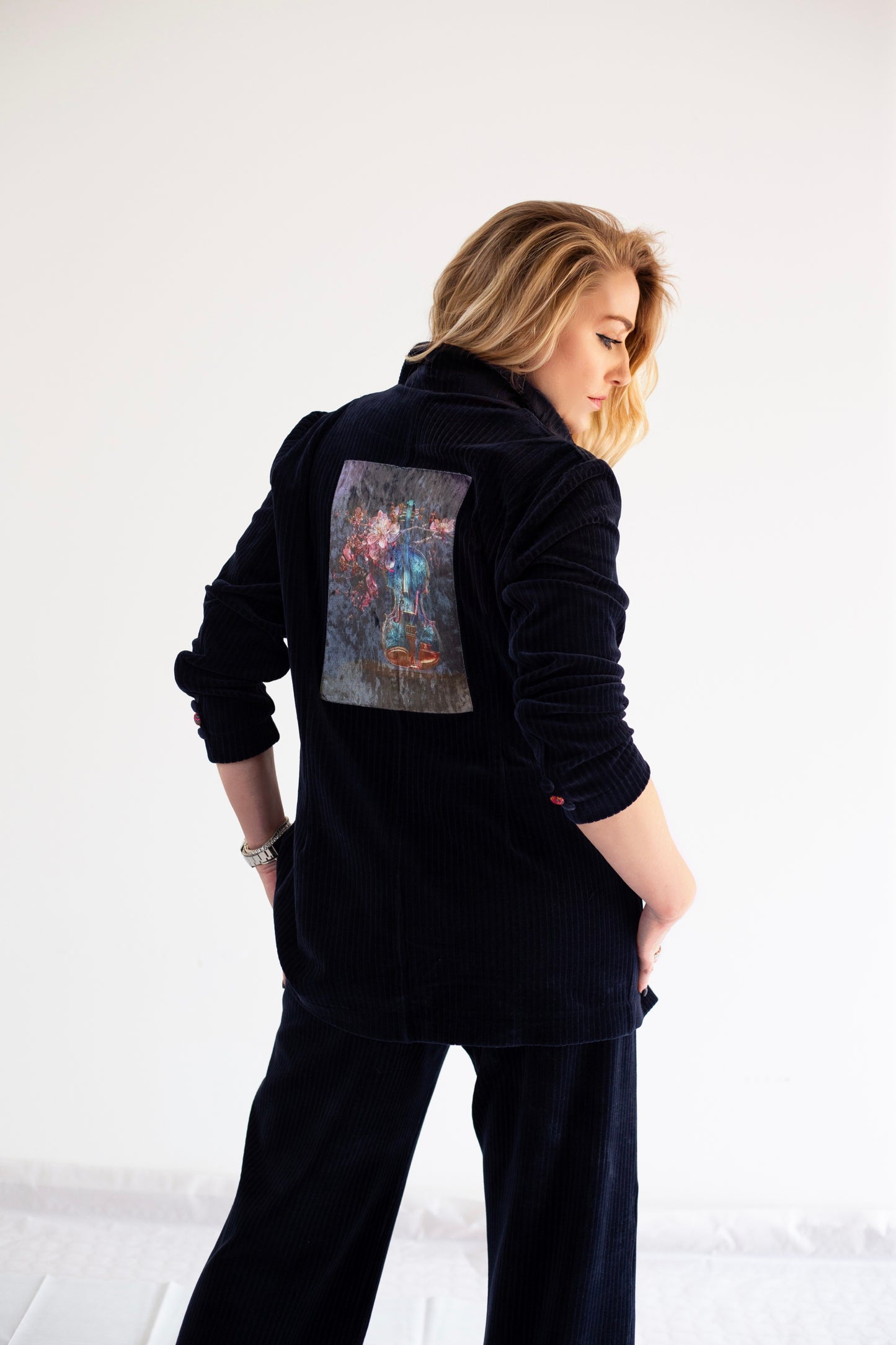 Traje de mujer "Violín con flores de cerezo"