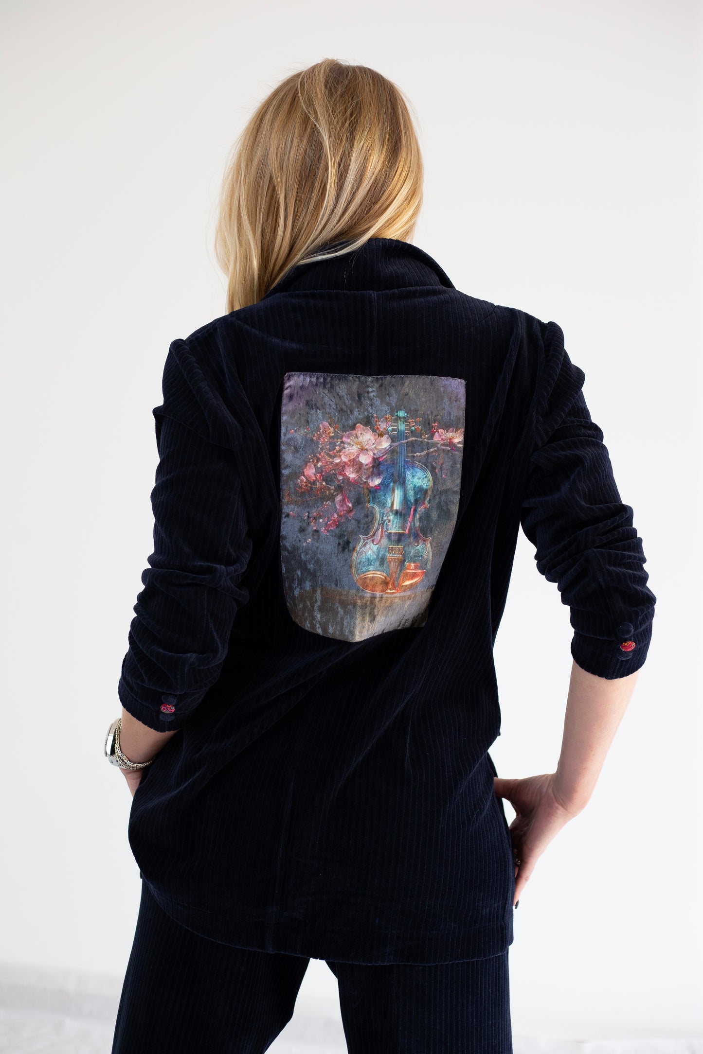 Traje de mujer "Violín con flores de cerezo"