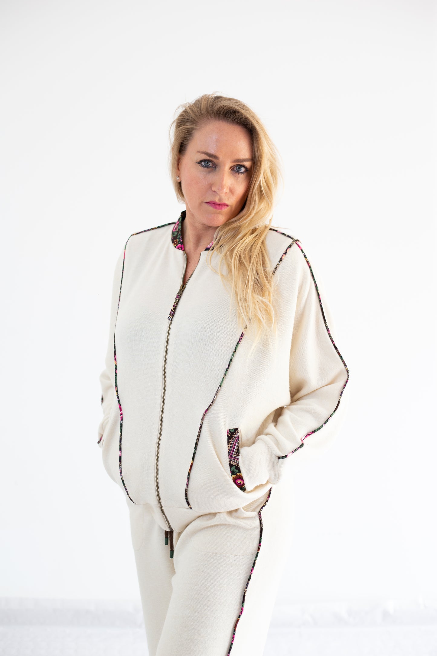 Traje de mujer "Patrones Lila"