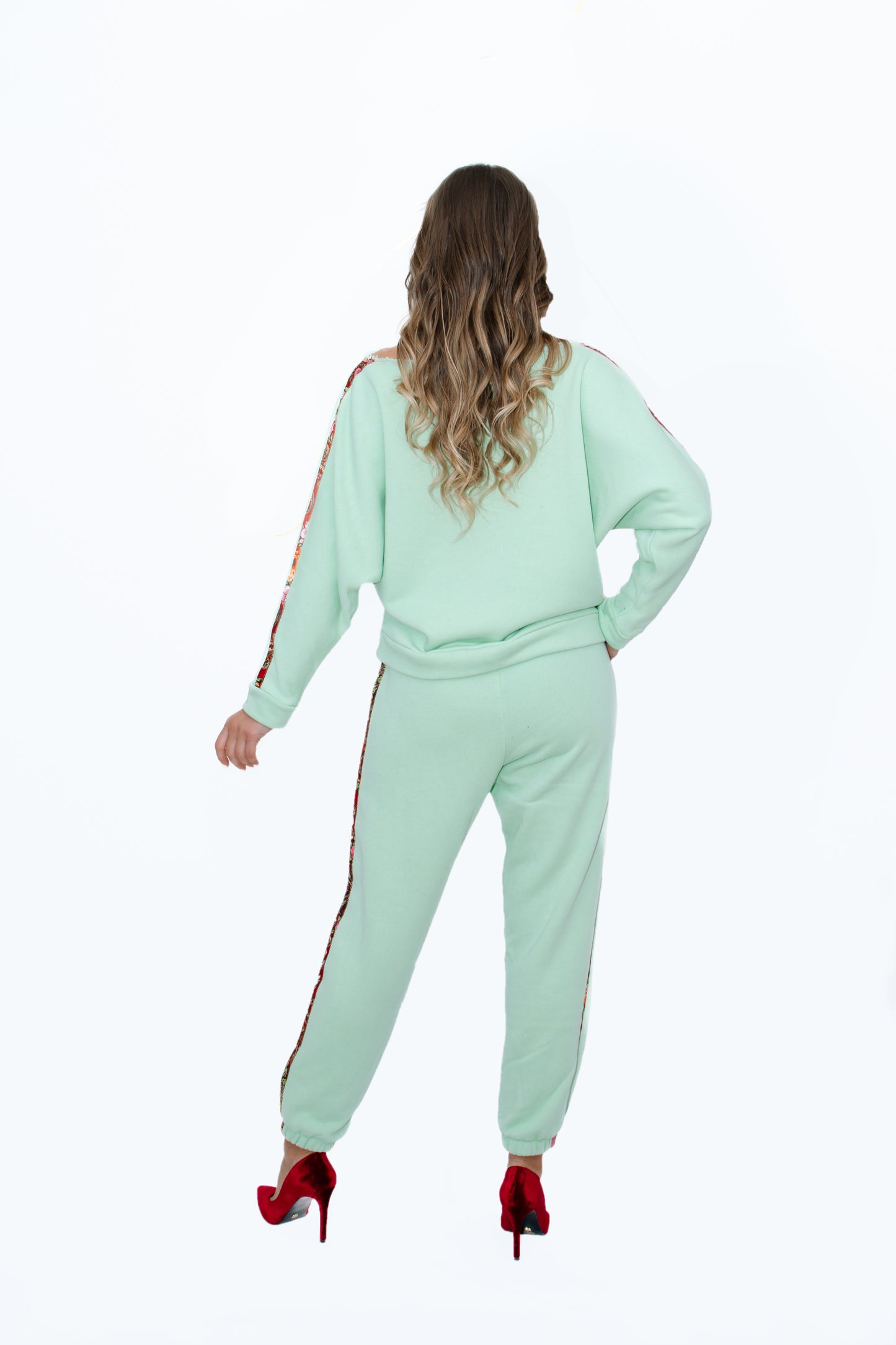 Traje de mujer "Patrones Lila"